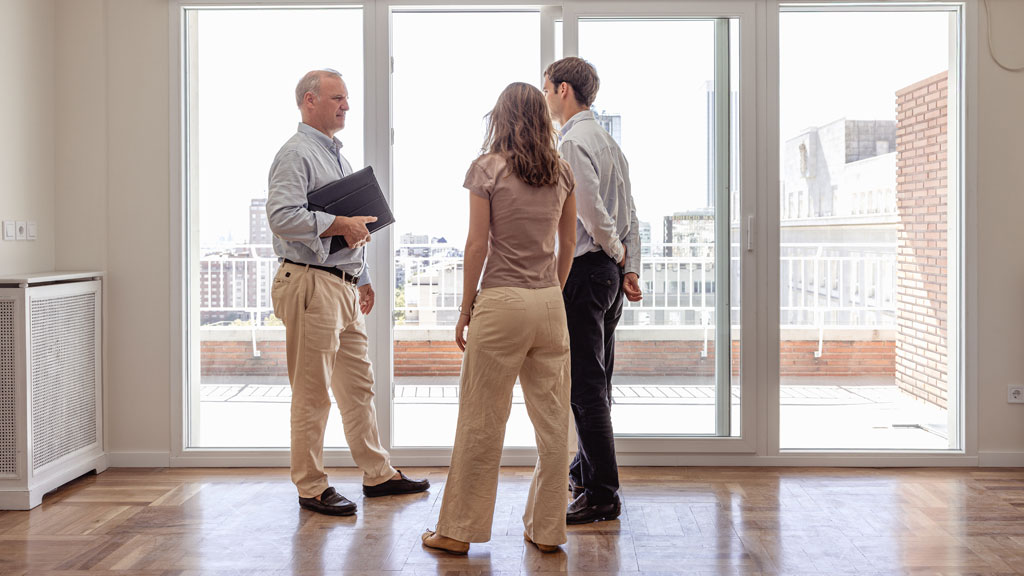 Personne stressée devant ordinateur lors de recherche de logement frontalier